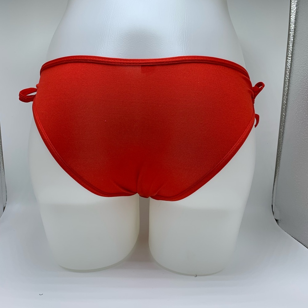 Red bikinis - Picture 3 of 4